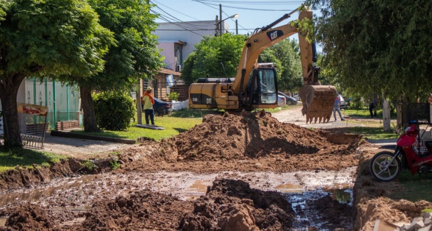 Barrio Héroes de Malvinas: Abella supervisó el comienzo de la última etapa de pavimentación 