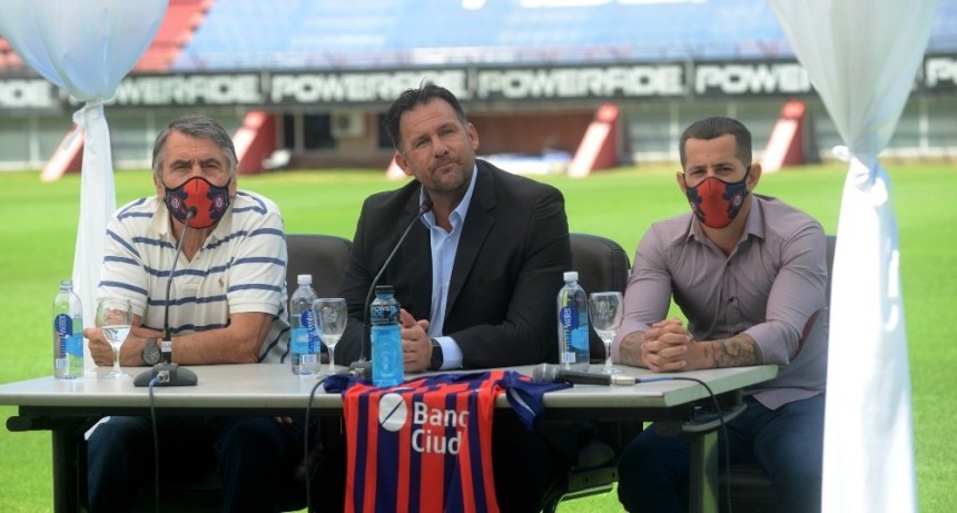 Dabove fue presentado como DT: Quiero que la gente se identifique con el equipo