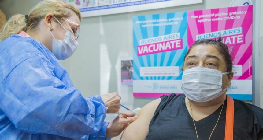 Comenzaron a vacunar contra el Covid-19 a personal de la salud mayor de 60 años