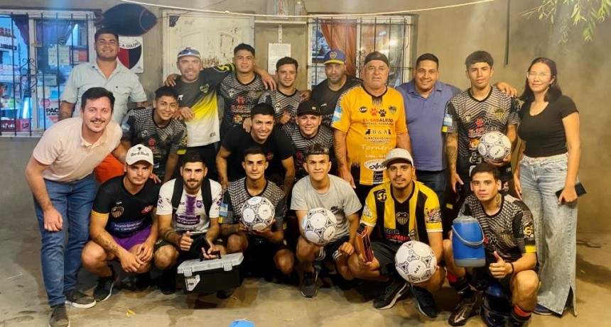 ALEJO SARNA TAMBIÉN ENTREGÓ MATERIAL DEPORTIVO AL CLUB SAN FELIPE