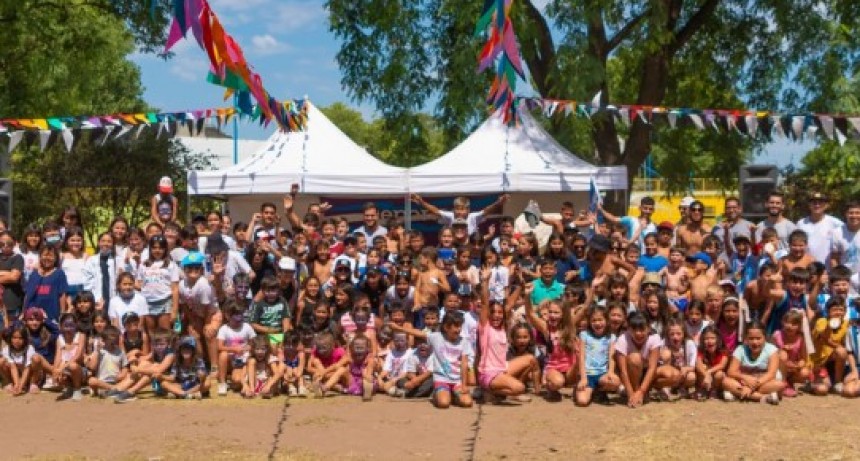 El primer contingente de la Colonia Municipal se despidió con un gran cierre musical