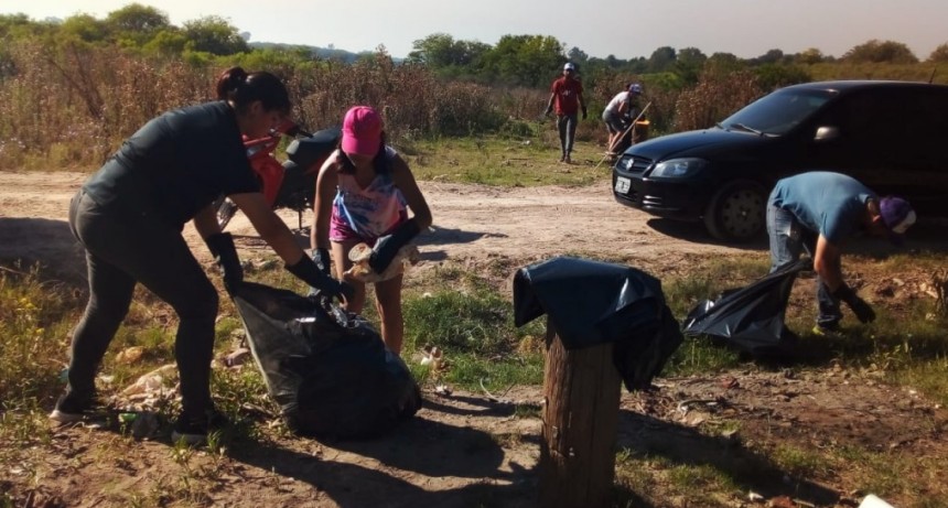 Voluntarios del “Club de Jóvenes” limpiaron un micro basural en San Jacinto