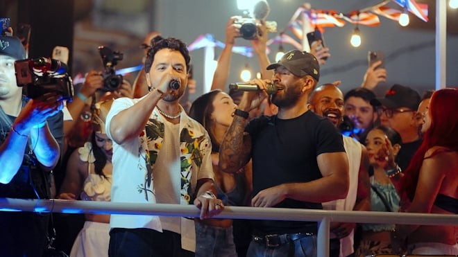 LUIS FONSI Y FEID DESATAN LA EUFORIA DEL PÚBLICO EN LAS FIESTAS DE LA CALLE SAN SEBASTIÁN AL REVELAR SU PRIMERA COLABORACIÓN JUNTOS, “CAMBIARÉ”