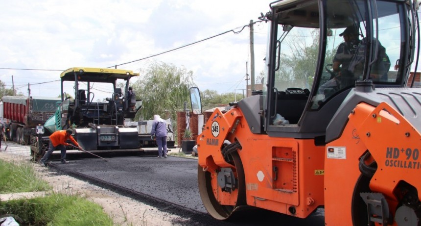 Avanzan las obras de asfalto en el barrio San Cayetano
