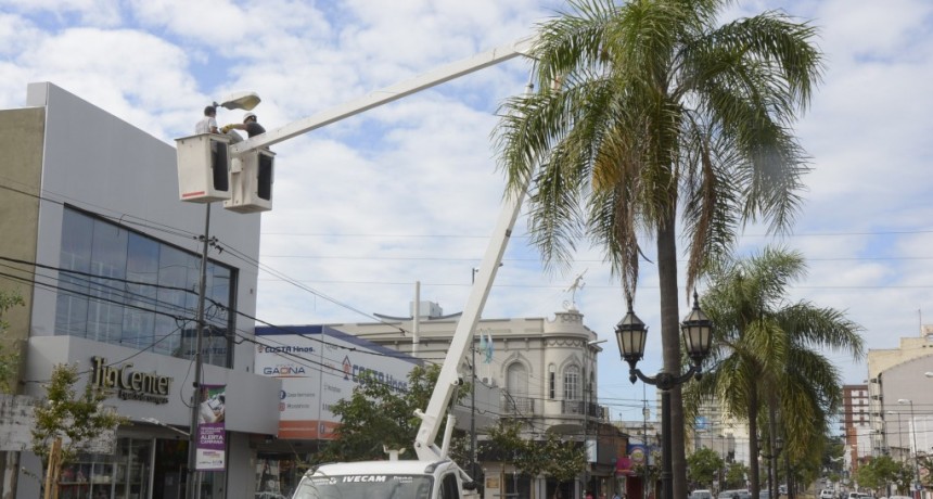 Avanzan en la reconversión del alumbrado público en la avenida Rocca 