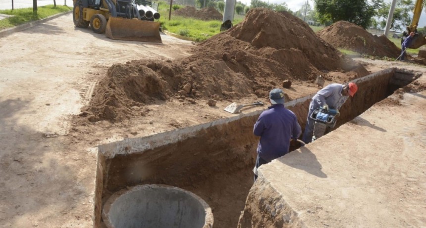Avanza la construcción del colector cloacal de barrio Lubo