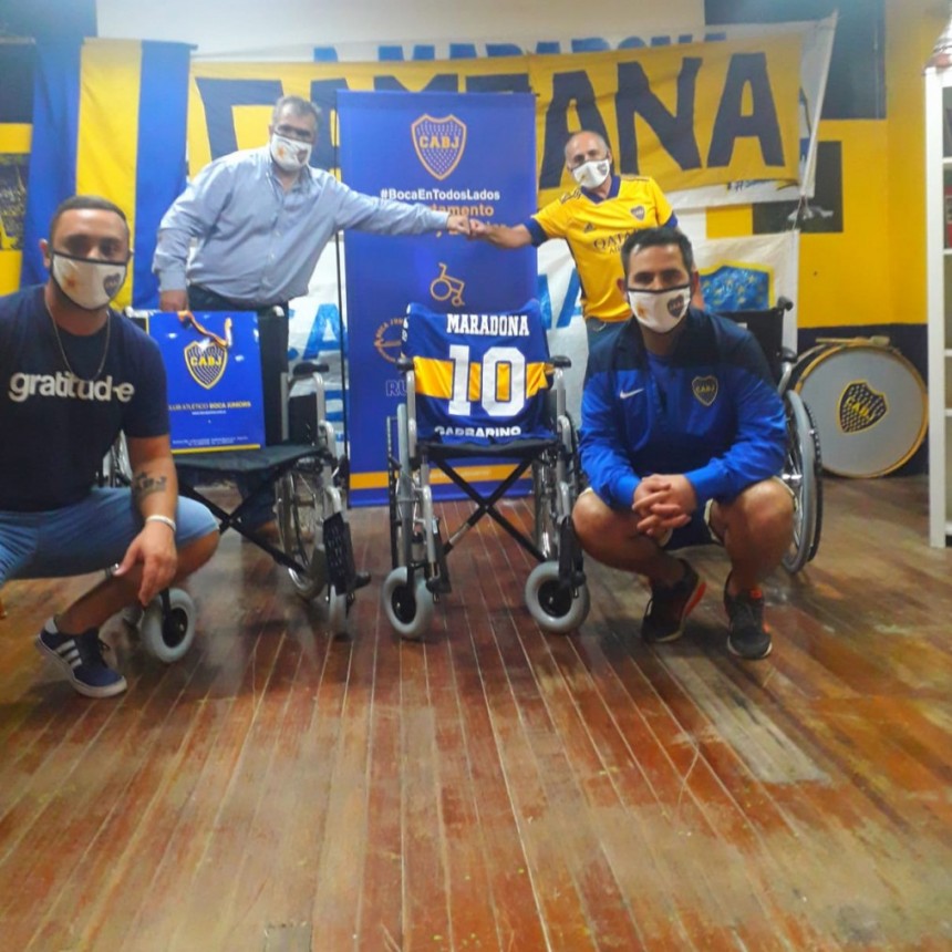 La peña de Boca entregó una silla de ruedas