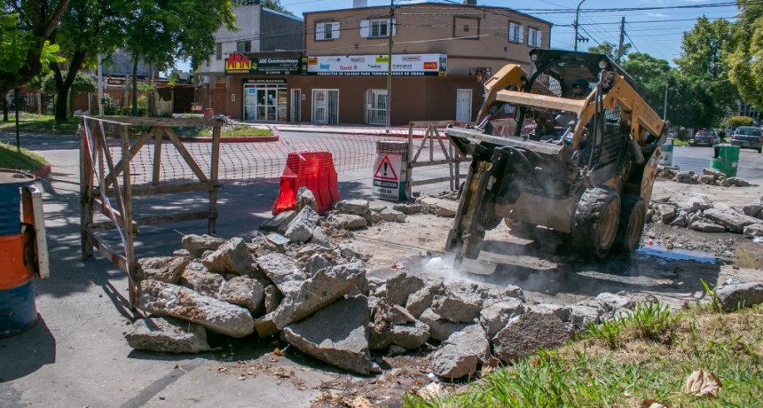 El plan de bacheo urbano de hormigón continúa por Ameghino y Beruti
