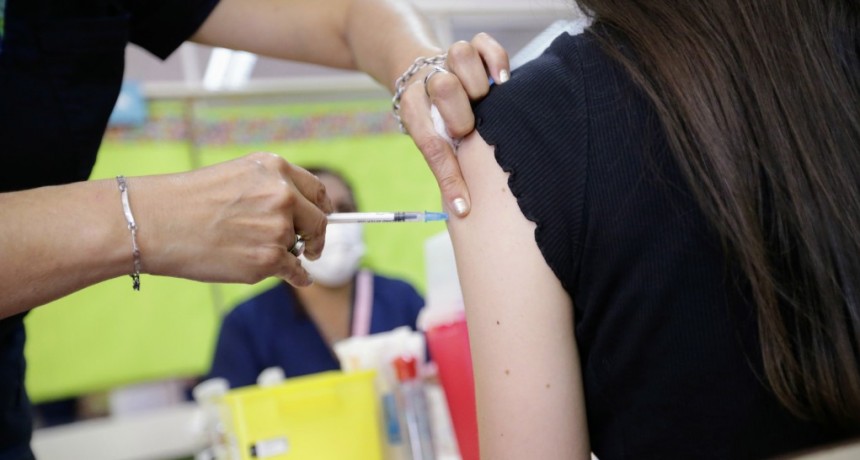 ALMIRANTE BROWN : Kicillof visitó un operativo de vacunación escolar 