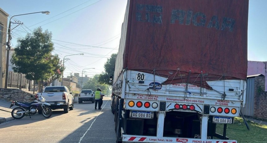 Intensifican el control de tránsito pesado y piden denunciar la presencia de camiones con acoplado en zonas no habilitadas