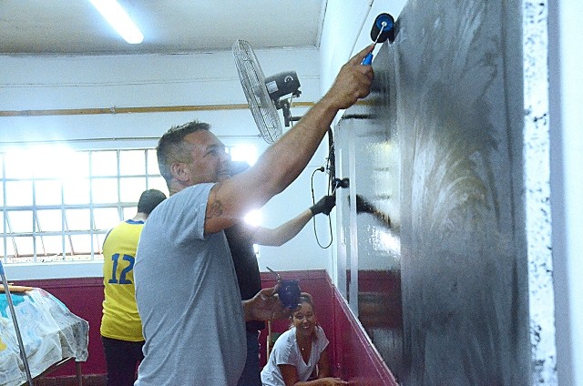Jornada solidaria de pintura en la Escuela N°17 del barrio Siderca