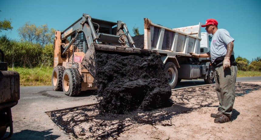 El Municipio realiza el mantenimiento de la calle de acceso a Las Praderas