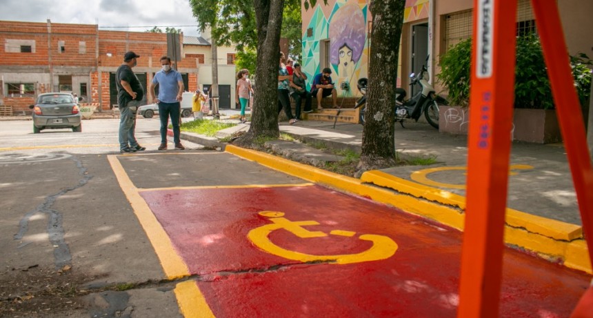 El Municipio realiza tareas de pintura para la señalización vial en las escuelas 