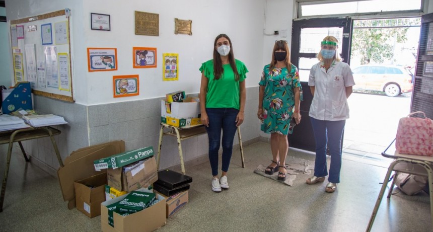 Entregan material didáctico y artículos de librería a la Escuela Nº21