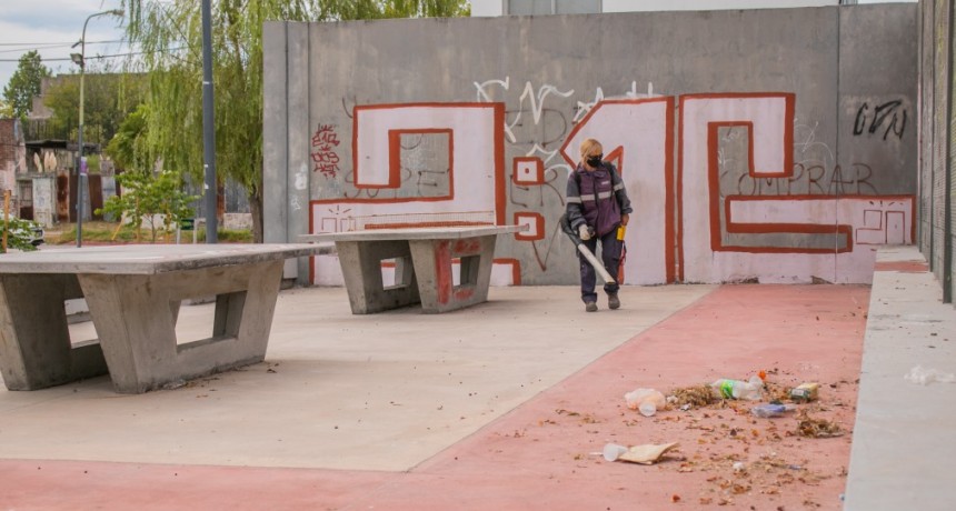 Realizan trabajos de mantenimiento integral de la Plaza de las Carretas 