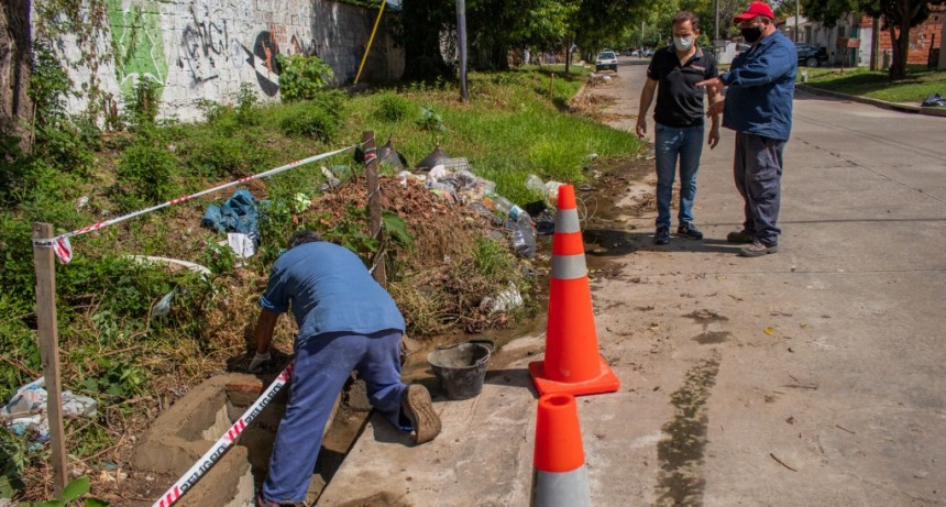 Una cuadrilla de Espacio Público trabaja en la reparación de las bocas de tormenta
