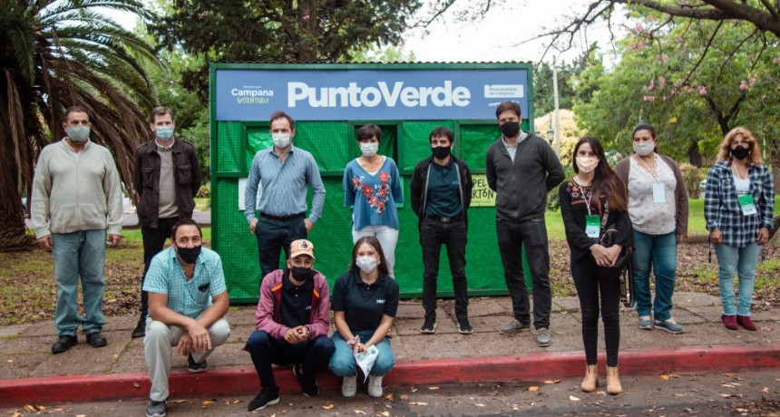 Promotores ambientales informan sobre la recolección diferenciada a vecinos del barrio Dálmine