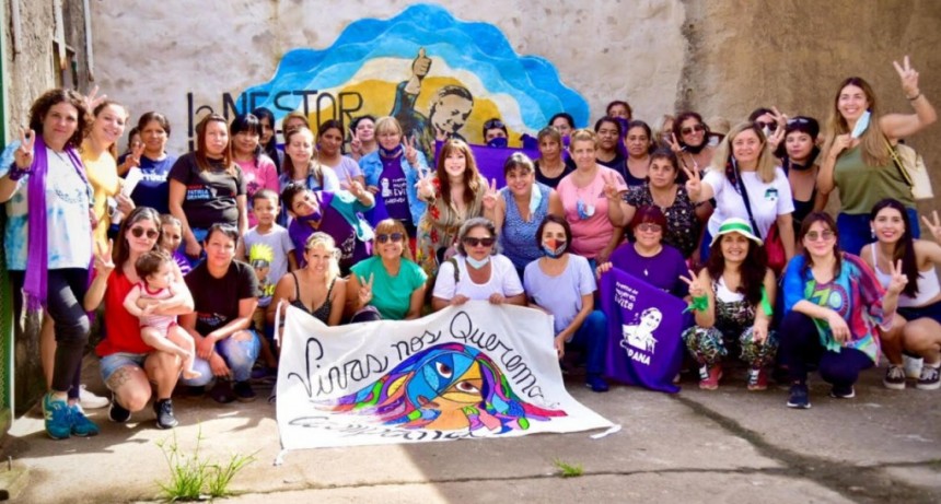 ALONSO, JUNTO A OTRAS 60 MUJERES DE CAMPANA, CONMEMORARON EL #8M EN LA PLATA