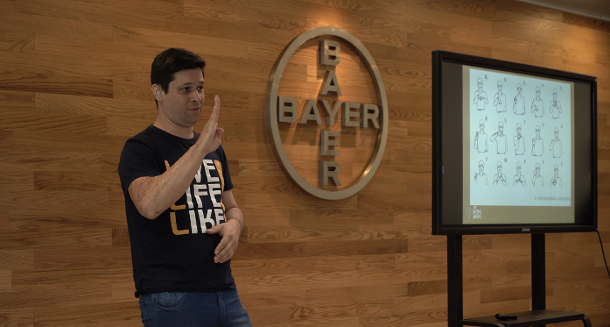 Lengua de señas ¿Por qué capacitar a los colaboradores de una empresa?