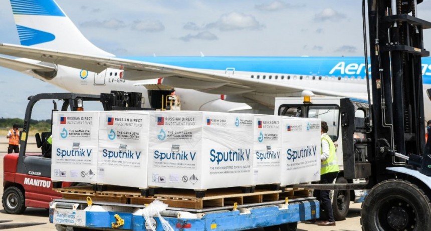 Arriba a las 20.15 hs un avión de Aerolíneas Argentinas con 800.000 dosis 1 de Sputnik V