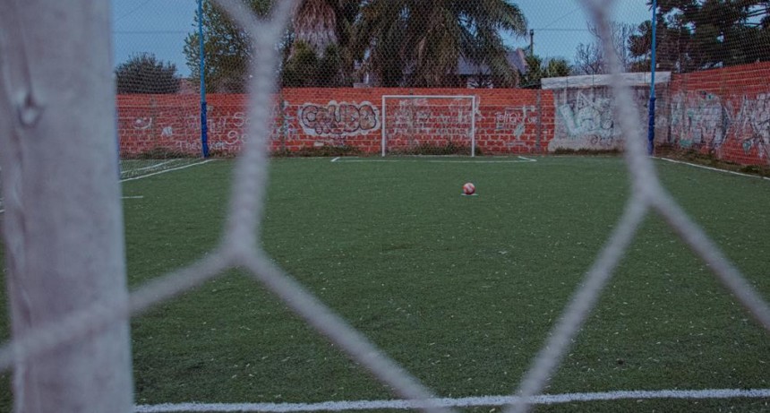 Canchas de fútbol y clubes deben cerrar a las 20