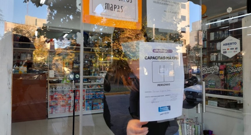 Notifican a comercios sobre el máximo de personas permitidas en sus locales 