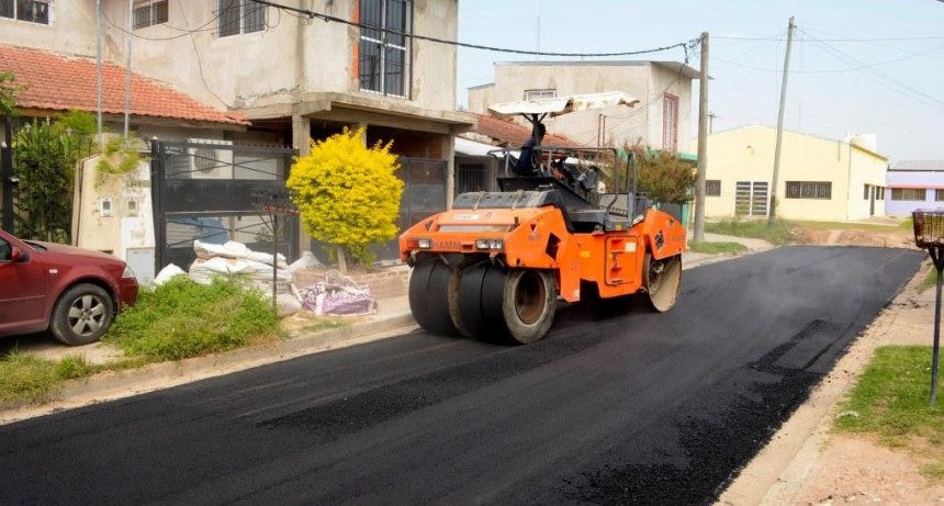Abella supervisó los avances del plan de asfaltado de calles del barrio Lubo