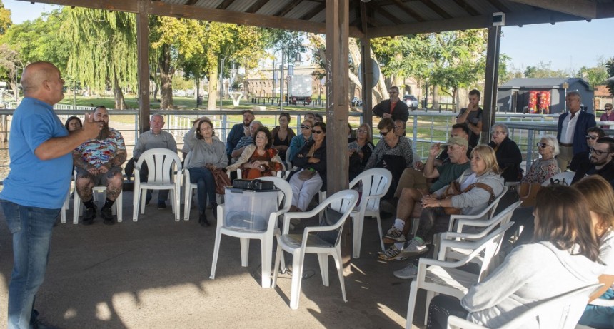 A través de charlas y anécdotas, los vecinos disfrutaron de un recorrido histórico por la Costanera