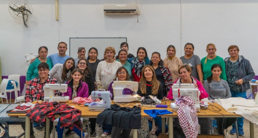 Elisa Abella : “Es un orgullo ver cómo los vecinos aprovechan las herramientas que les brindamos desde el Municipio para capacitarse y salir adelante”