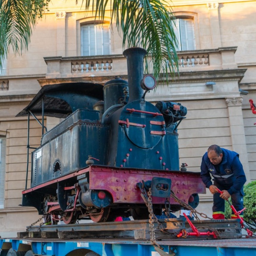 Trasladaron la locomotora de la familia Córdova a la nueva plazoleta del Museo Ferroviario en la Costanera