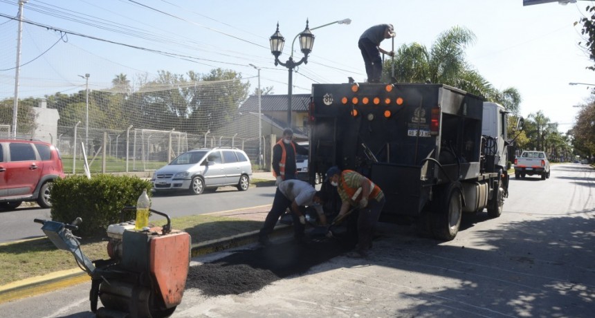 El plan de bacheo llegó a la avenida Varela 