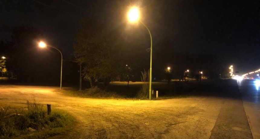 Colocan nuevas luminarias sobre ruta 6 en el ingreso a Los Cardales 