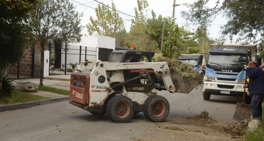 CUADRILLAS MUNICIPALES TRABAJAN A DIARIO MEJORANDO LOS BARRIOS
