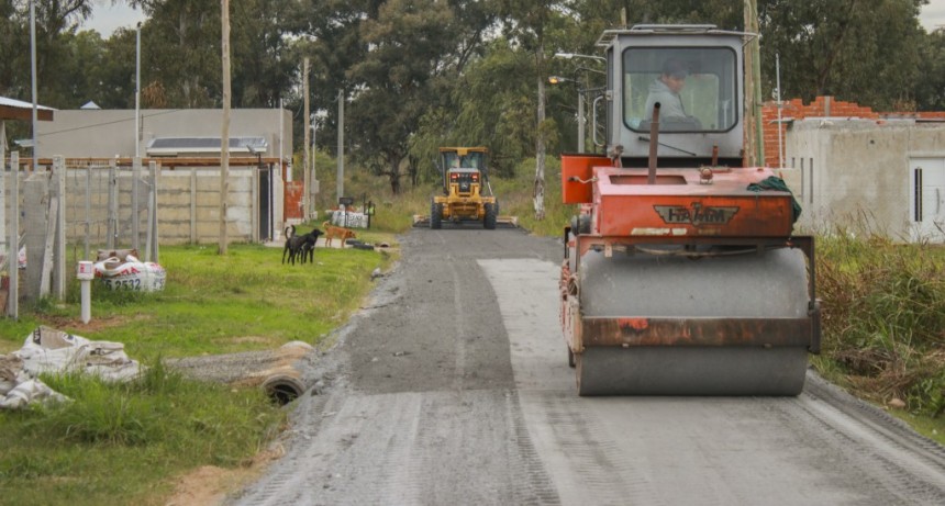 El Municipio completa con escoria fina todas las calles el barrio Jardín de Los Pioneros 