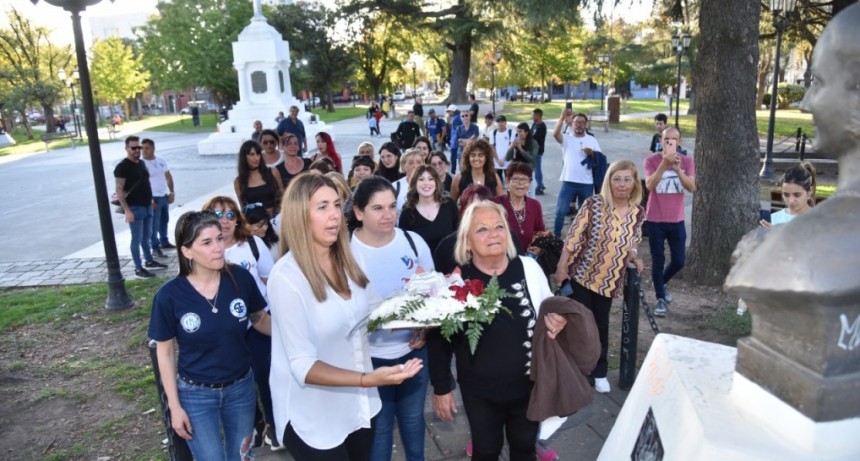 OFRENDA FLORAL : Evita 103 Años de su natalicio