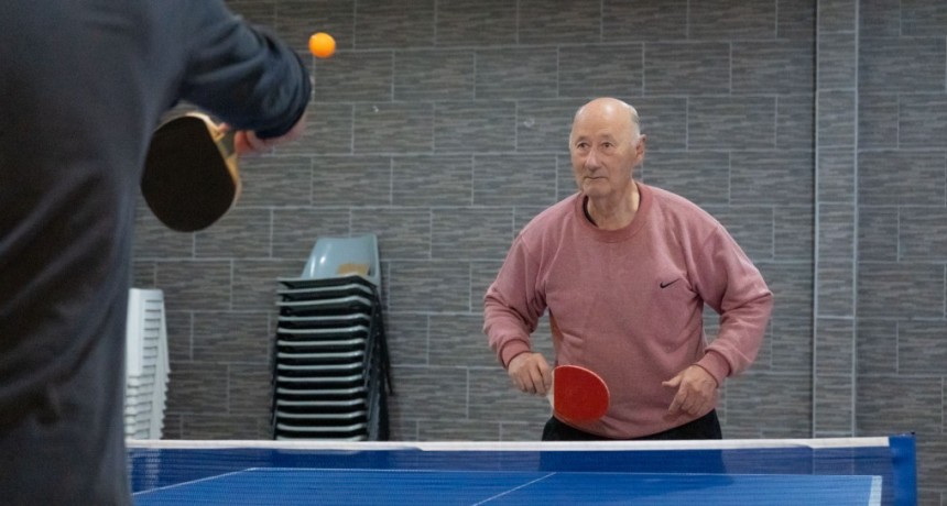 Jóvenes y adultos mayores, unidos en una misma propuesta: la Escuela Municipal de Tenis de mesa