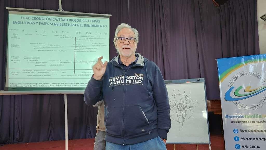 Mario Mouche disertó sobre “Motricidad Infanto Juvenil” en el Club Ciudad de Campana