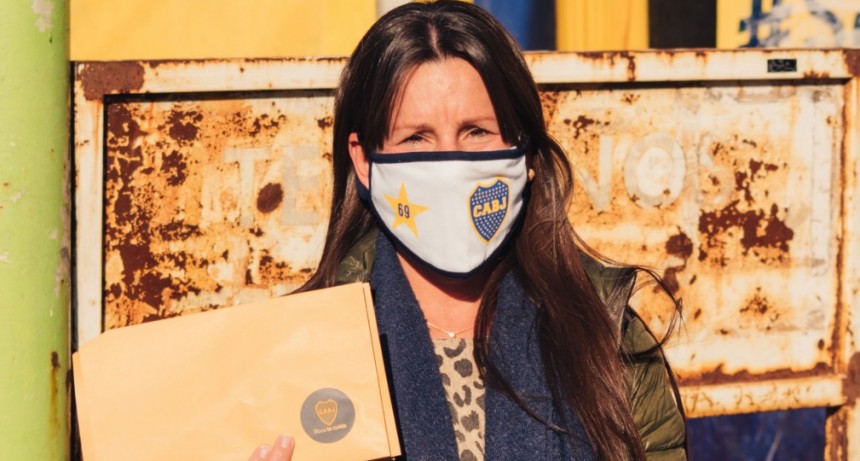 La peña Campana es de Boca entregó los barbijos oficiales del club