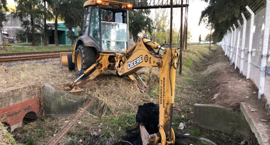 Importante operativo de limpieza de los desagües pluviales de la calle Yrigoyen 
