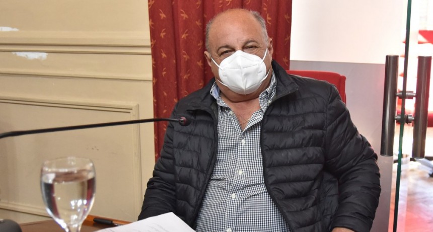 CAZADOR :  En vez de sacarse fotos todos los días, Romano podría ayudar a vacunar más vecinos