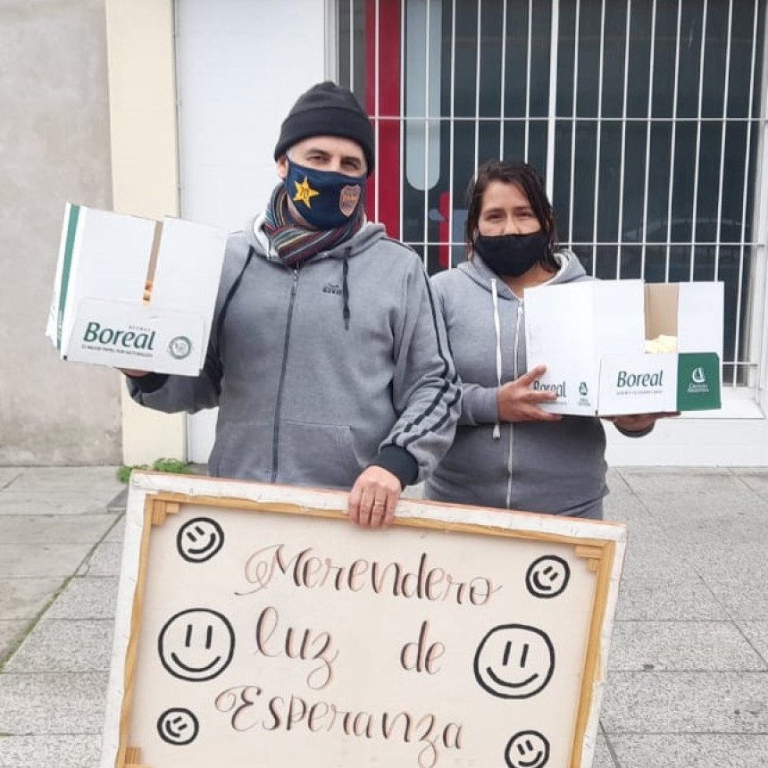 LA PEÑA CAMPANA ES DE BOCA NO PARA : Donó empanadas a comedores por el Día del Padre