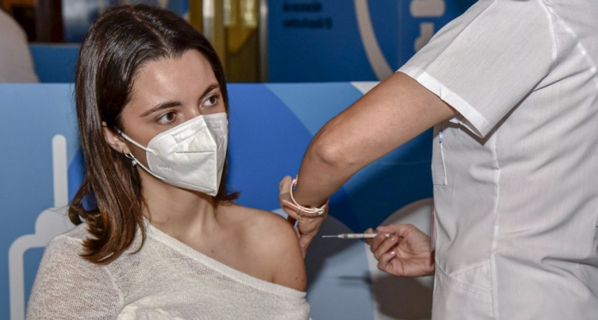 UNA DE CADA DOS PERSONAS MAYORES DE 20 AÑOS YA RECIBIÓ LA PRIMERA DOSIS DE VACUNA CONTRA LA COVID-19