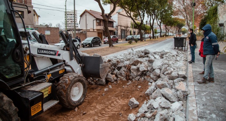 Avanza el plan de bacheo de hormigón en el boulevard Sarmiento 