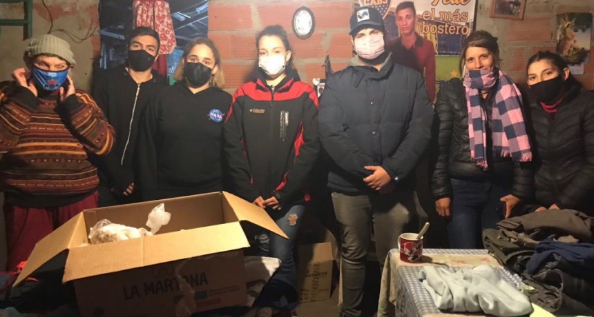 El ROPERO SOLIDARIO de la Juventud Radical llegó al barrio Las Praderas