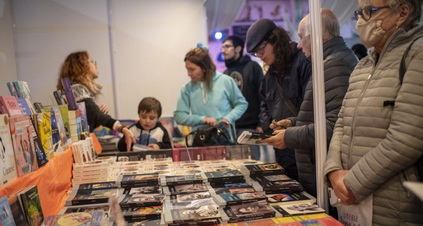 Gran comienzo de la segunda Feria del Libro de Campana   
