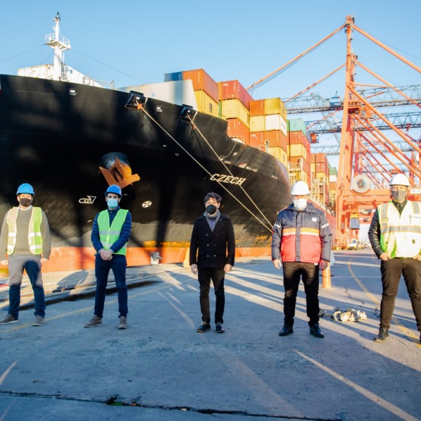 Kicillof recibió un buque con insumos médicos proveniente de China