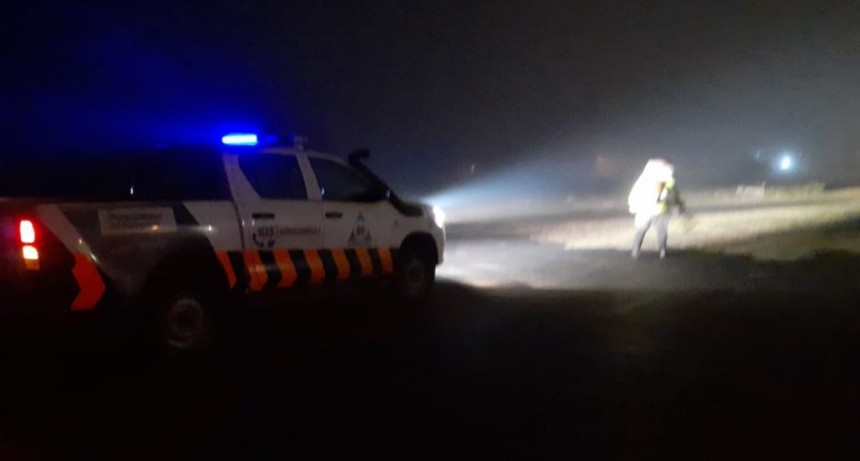 Un camión con soja perdió su carga y Defensa Civil realizó un importante operativo