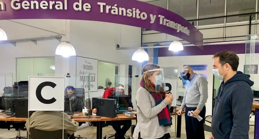 Tras su reapertura, Abella visitó la oficina de Tránsito 