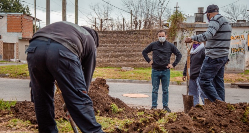 Más vecinos del barrio Del Pino regularizan las conexiones cloacales de sus domicilios