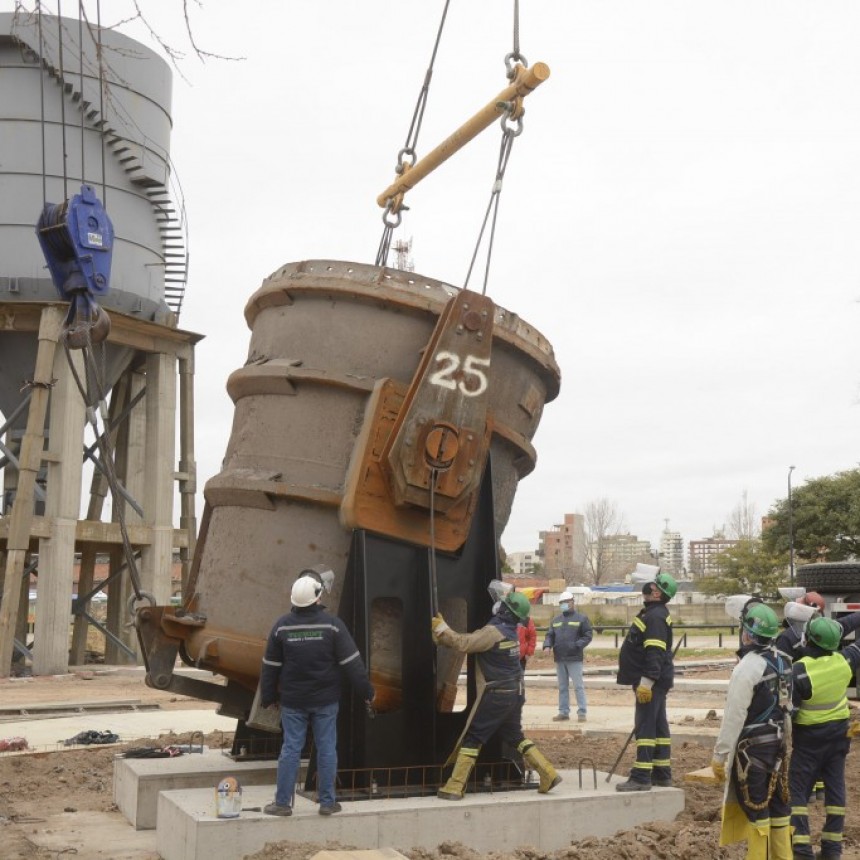 Nueva Costanera: ya se emplazó la cuchara de acería de Tenaris y continúan las obras